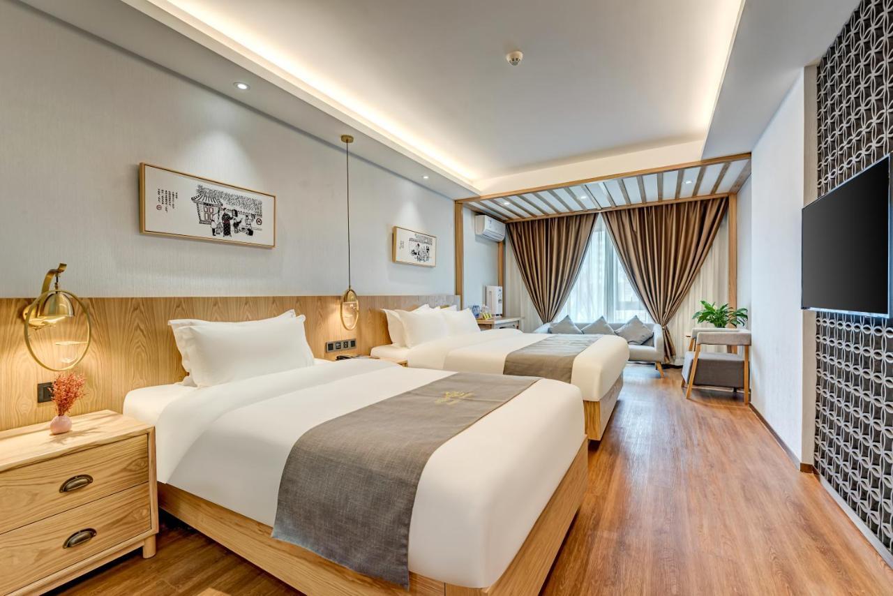 Happy Dragon Saga Hotel With Terrace-- Free Wifi With Fluent English Speaking,Tourist Ticket Service&Food Recommendation,Near Tian'Anmen Forbidden City,Wangfujing Walking Street,Easy To Get Any Tour Sights By Metro Beijing Exterior photo